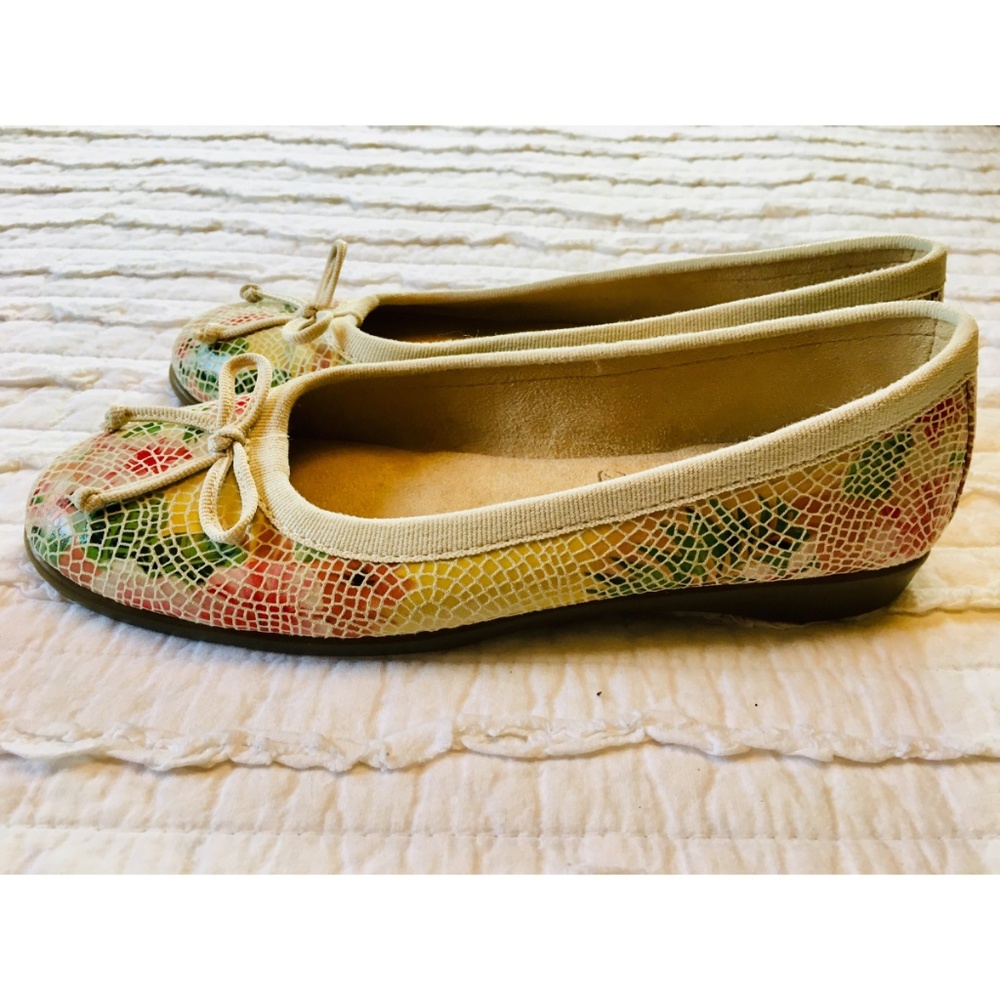 NWOT Aerosole flats in Mosaic, size 5.5